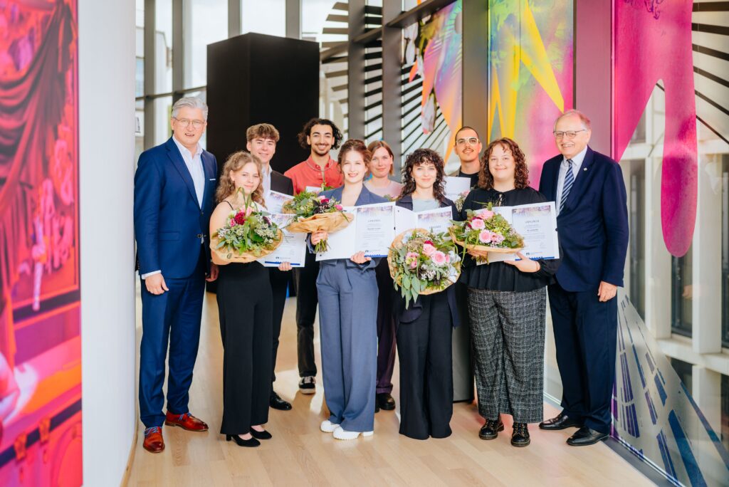 Vertreter der VerbundVolksbank OWL Stiftung mit den Preisträgern des Förderpreises "Junge Kunst" 2025